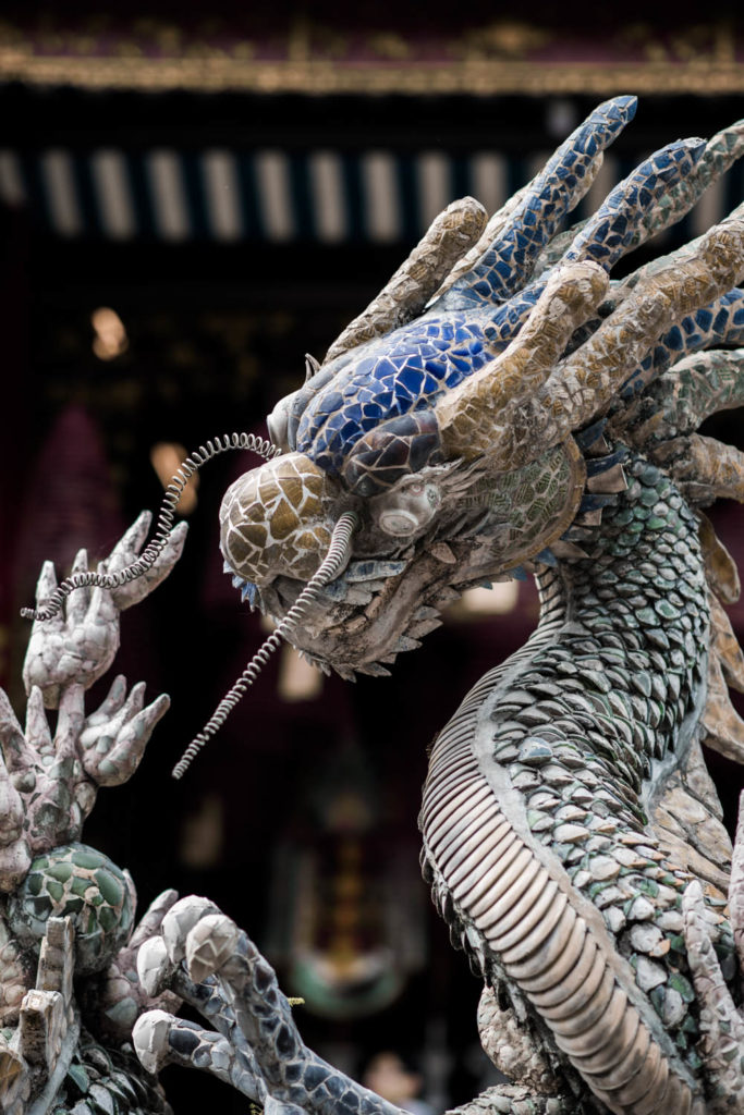 Drache innerhalb eines Tempels