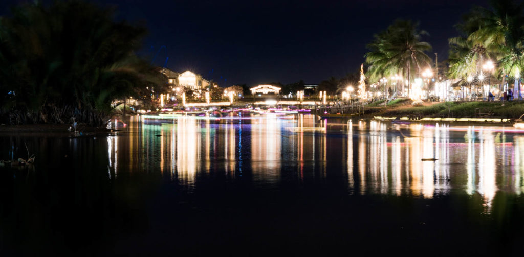 Fluss und Brücken bei Nacht