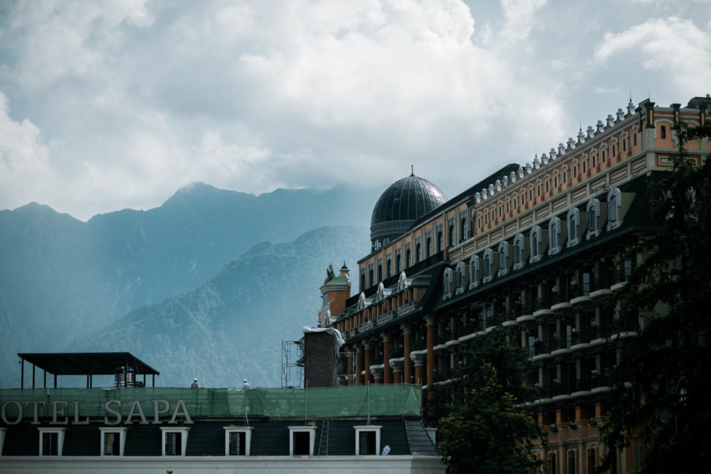 Hotels vor Gebirge