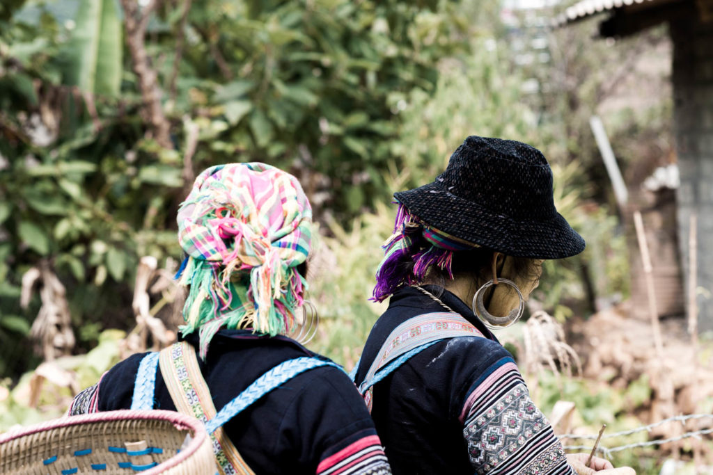 In Begleitung von Hmong-Frauen
