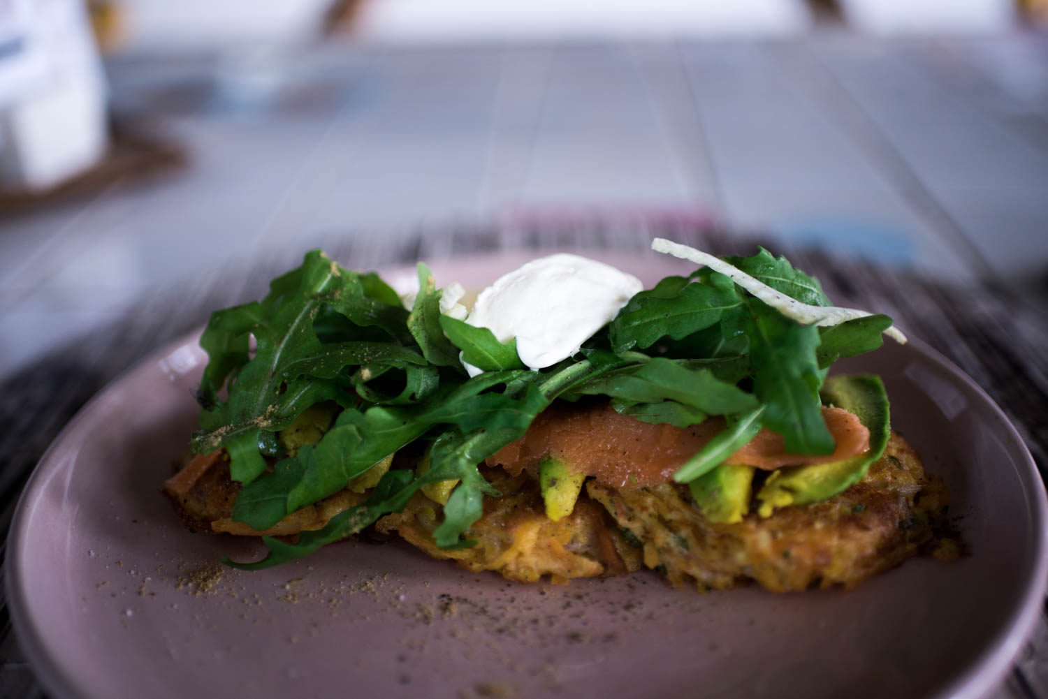 Frühstück: Süsskartoffel-Rösti mit Ruccola und Rauchlachs