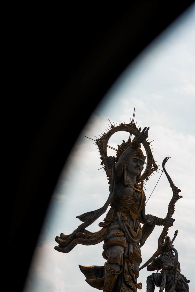 Riesige Statue auf dem Weg nach Sanur
