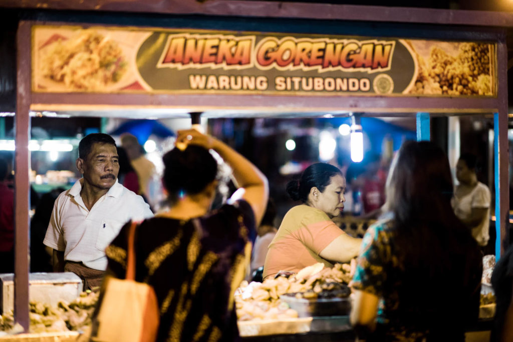 Verkaufsstand am Nachtmarkt